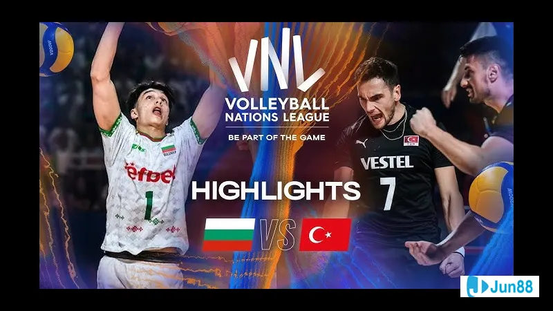 Cầu thủ Bulgaria đang hướng về phía khung thành Thổ Nhĩ Kỳ trong trận đấu