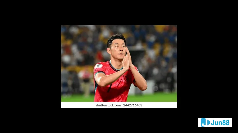 Cầu thủ Hàn Quốc dũng mãnh chống lại đối thủ Brazil trong trận đấu gay cấn