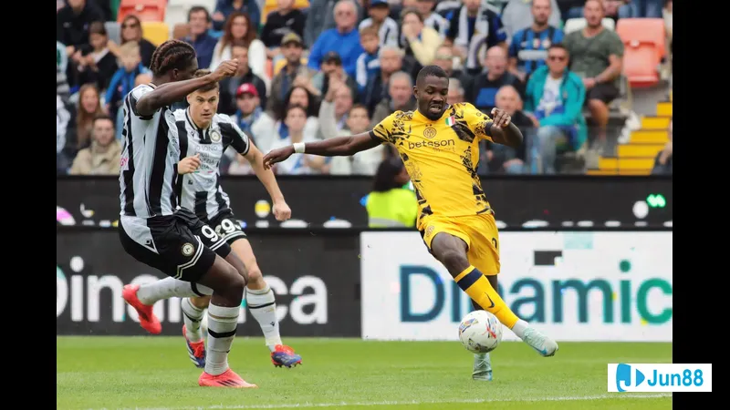 Cầu thủ Inter dùng kỹ thuật tinh tế đẩy bóng qua hàng phòng ngự Cremonese