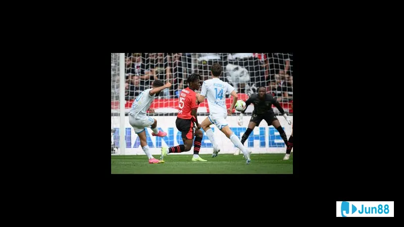 Cầu thủ Le Havre nỗ lực tạo khoảng trống để tấn công trước hàng phòng ngự của Rennes