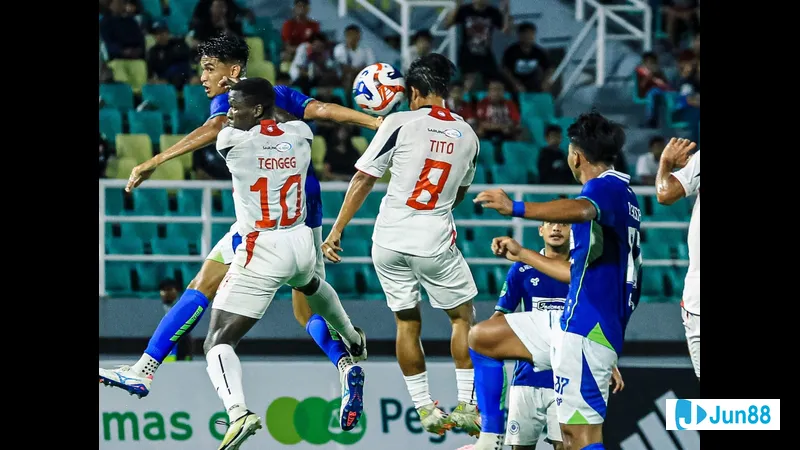 Cầu thủ Persiku Kudus đang nỗ lực chạy bóng trước sự áp đảo của hậu vệ Barito Putera