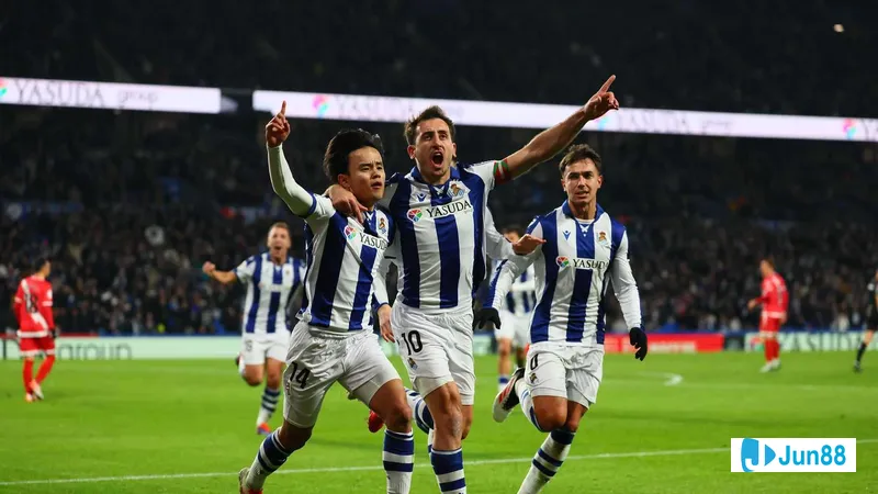 Cầu thủ Real Sociedad vượt qua Rayo Vallecano với bóng trên sân cỏ