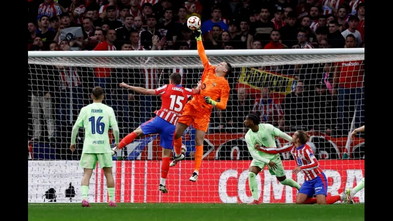 Cầu thủ Barca chiến đấu quyết liệt với cầu thủ Atletico Madrid trong trận đấu gay cấn