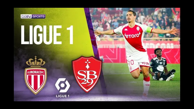 Cầu thủ của Brest đang dứt điểm trước khung thành Monaco