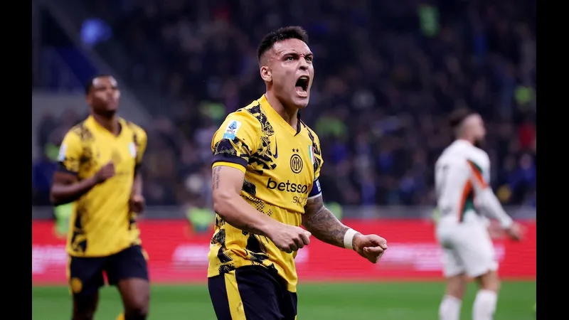 Cầu thủ Inter Milan dừng bóng trước cầu thủ Venezia trong trận đấu bóng đá