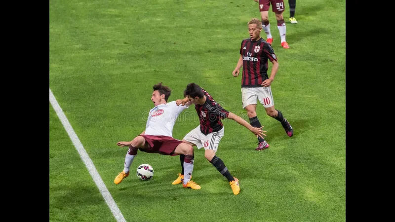 Cầu thủ AC Milan với sự quyết tâm ghi bàn trong trận đấu với Torino