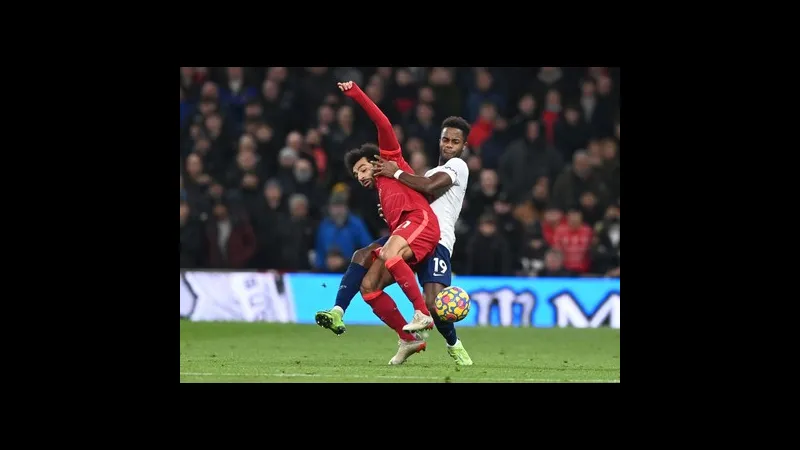 Cầu thủ của Tottenham với nỗ lực chạy đua để cướp bóng khỏi cầu thủ của Liverpool.