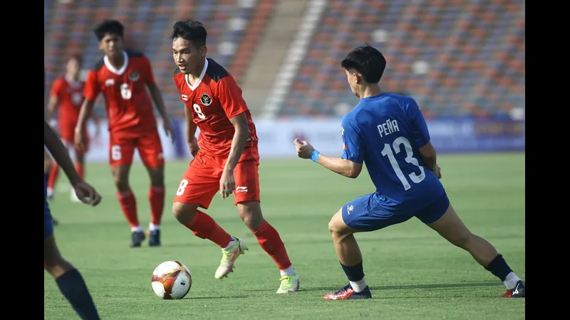 Cầu thủ U22 Philippines đang nỗ lực chiến đấu để giành lấy quả bóng trước sự áp đảo từ cầu…