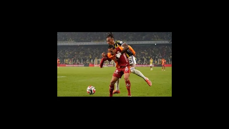 Cầu thủ của Young Boys dùng kỹ thuật để vượt qua cầu thủ của Lille