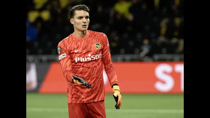 Cầu thủ Young Boys chiến thắng trong một tình huống tranh chấp với cầu thủ Lille trên sân…