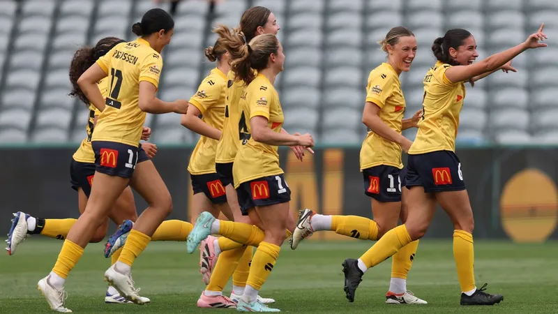 Adelaide United vs Central Coast Mariners trong trận