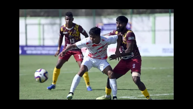 Cầu thủ Meghalaya vượt qua cầu thủ Services trong pha tranh chấp bóng