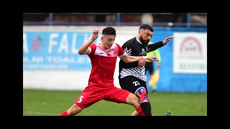 Cầu thủ Mykonos và Aias Salamina tranh chấp bóng trên sân - Lịch sử đối