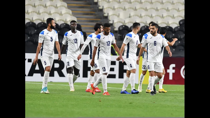 Cầu thủ Al Ahli SC và Al Najma tranh chấp trên sân cỏ