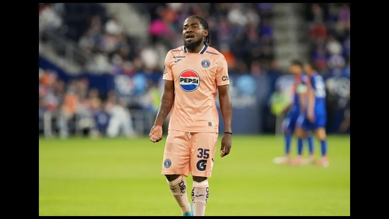 Cầu thủ Genesis và Motagua đang tranh chấp bóng trên sân