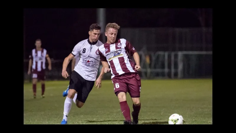 Cầu thủ Holland Park Hawks và Logan Lightning đấu tranh quyết liệt trên sân