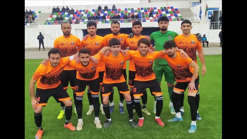 Cầu thủ Imisli FK và Kapaz đua tranh quả bóng trên sân cỏ