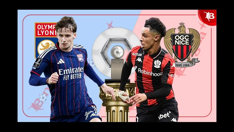 Cầu thủ Lyon và Nice đang đua tốc độ trên sân cỏ