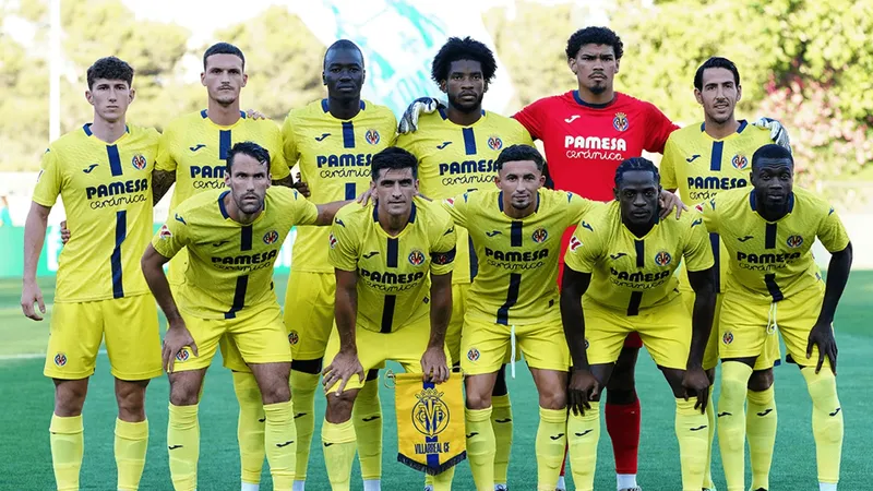 Cầu thủ Villarreal tung cú sút mạnh vào khung thành của Espanyol