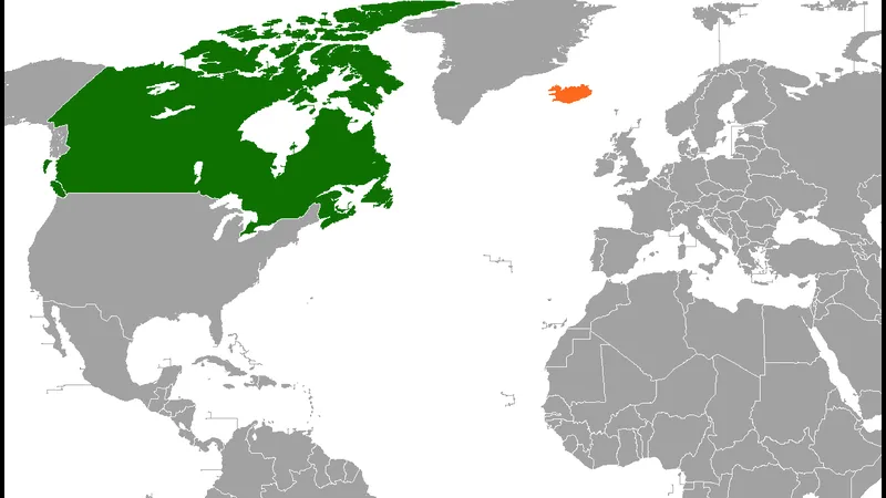Cầu thủ Canada và Iceland đang tranh chấp quả bóng trên sân