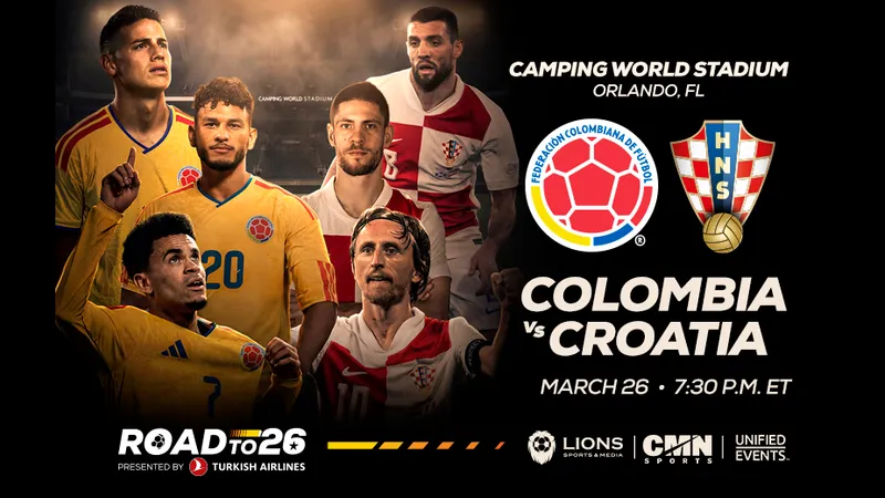 Cầu thủ Colombia và Croatia tranh chấp bóng trên sân cỏ