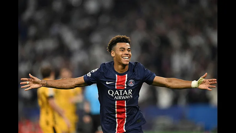 Cầu thủ Colombia và Pháp tranh chấp bóng trên sân cỏ