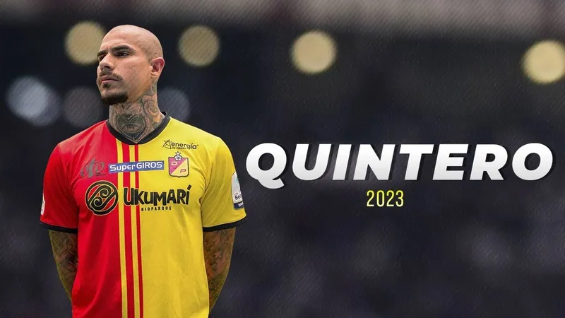 Cầu thủ của Deportivo Pereira chạy nhanh với bóng trước sự áp đảo từ Cucuta Deportivo