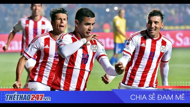 Cầu thủ Hy Lạp và Paraguay đấu tranh trên sân cỏ