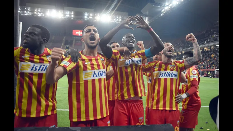 Cầu thủ Kayserispor đang cố gắng giữ bóng khỏi Fatih Karagumruk