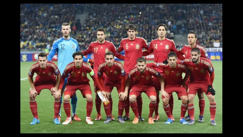 Cầu thủ Tây Ban Nha đang chạy nhanh để cướp bóng từ cầu thủ Ai Cập