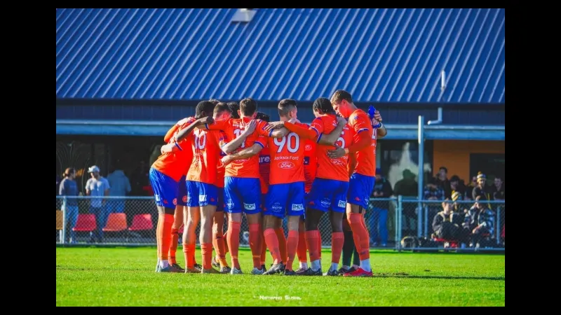 Cầu thủ của Ulverstone và Riverside Olympic đang tranh chấp quả bóng